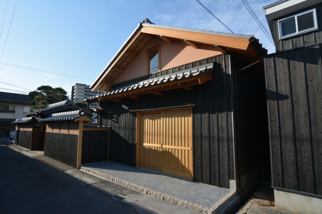 外壁に焼杉を施工することで重厚感と昔ながらの趣を